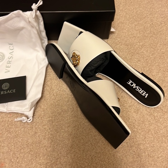 NIB Versace White La Medusa leather square toe slide flats - Picture 4 of 5